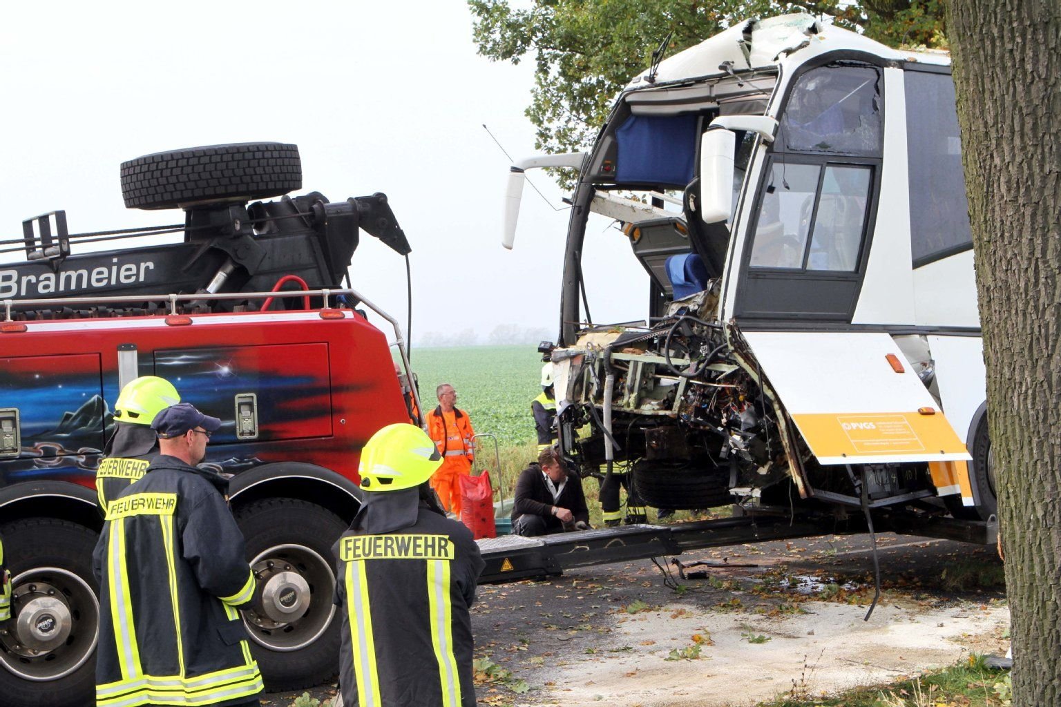 Rettungskräfte bergen einen zerstörten Reisebus und das Wrack eines PKW am 18.10.2014 auf der B5 zwischen Pessin und Friesack (Brandenburg).