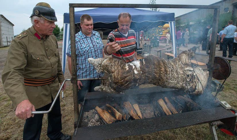 Ein leckeres Wildschwein hatten Uwe Schönfeld, Matthias Dittmar und Walter Römer (v.l.) auf den Spieß gesteckt.