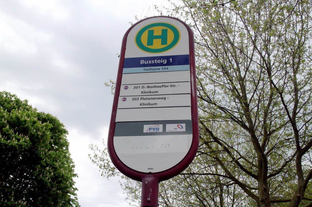 Busbahnsteig 1 am Zeitzer Busbahnhof Baenschstraße ist jetzt ein noch wichtigerer Umsteigeort für die Stadtbusse seit die Mühlgrabenbrücke gesperrt ist.