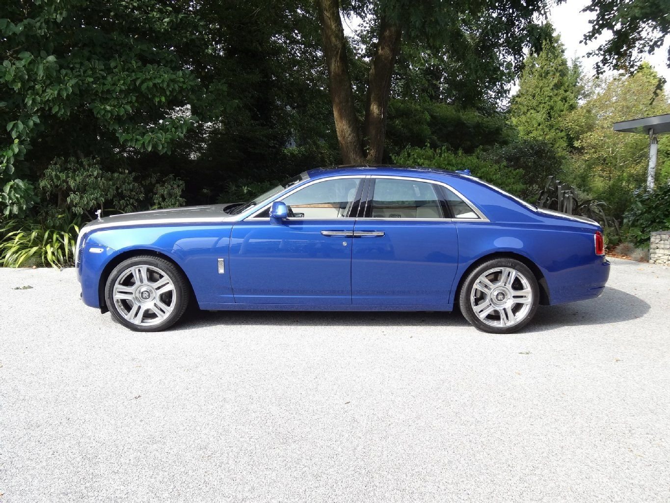 Der Radstand des Rolls-Royce Ghost II beträgt 3.30 Meter.