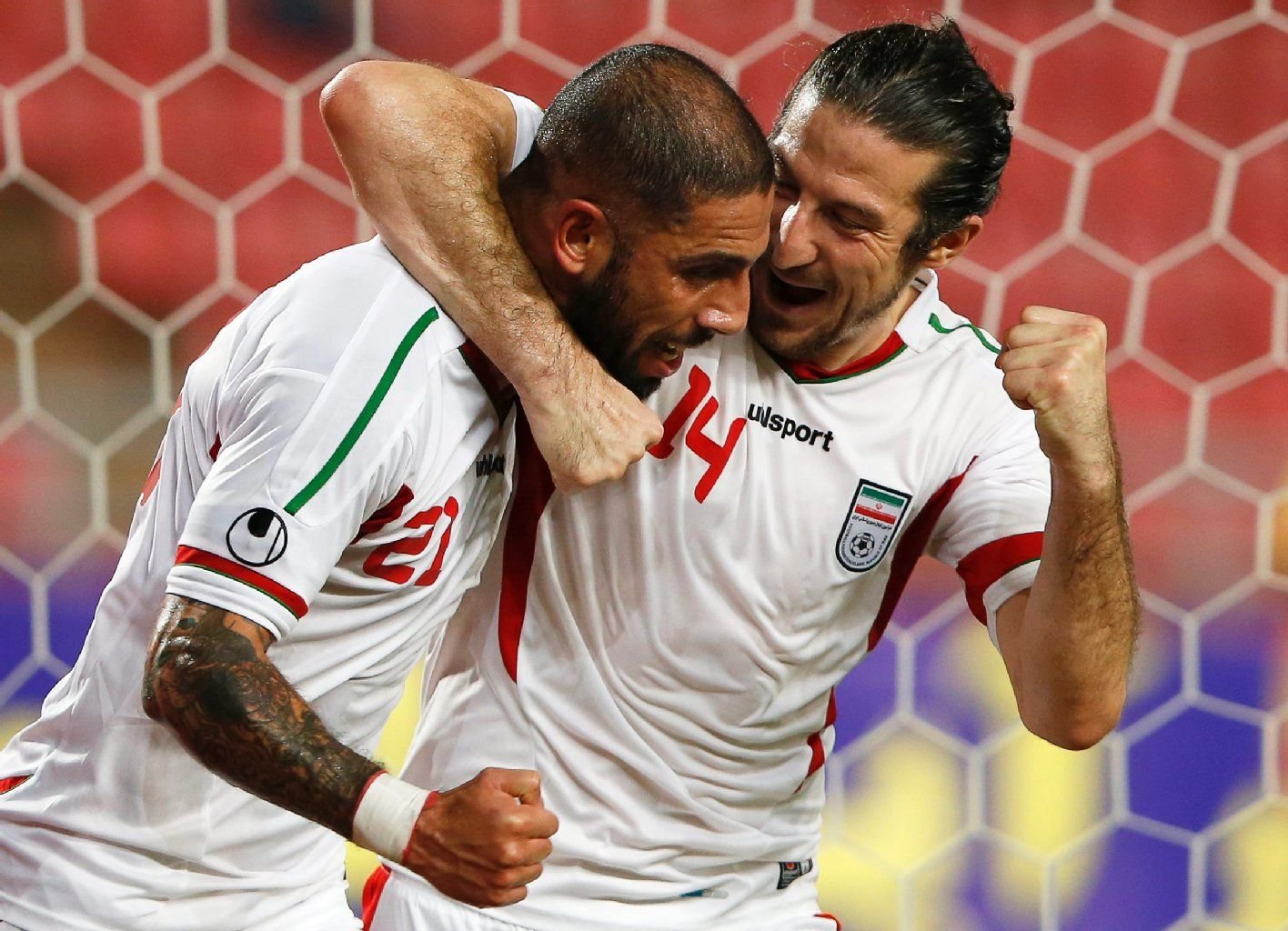 Irans Ashkan Dejagah (l.) mit Teamkollege Andranik Teymourian