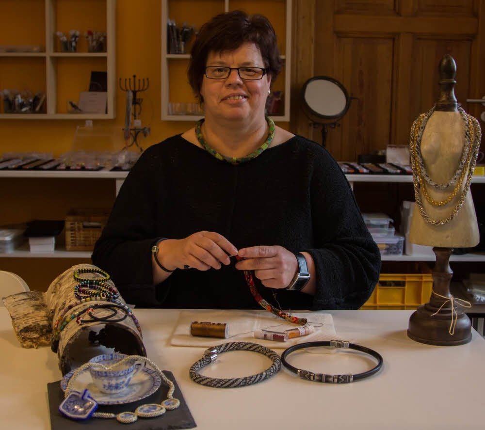 Heike Drebes ist gern kreativ. Das Foto zeigt sie in ihrem Atelier mit vielen selbst gefertigten Schmuckstücken. Die Handarbeits-Expertin gibt ihr Wissen gern weiter.