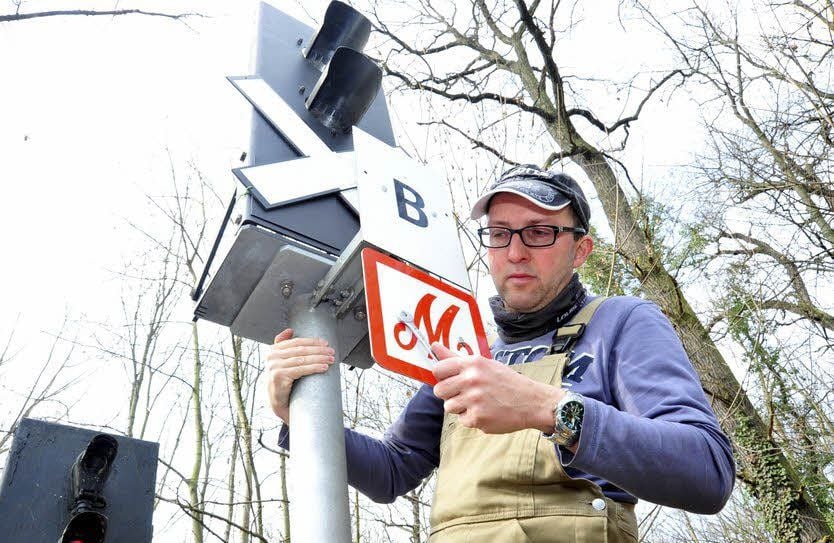 Lokführer Torsten Jagusch baut am Bahnhof der Parkeisenbahn in der Nähe des Kurhauses ein neues LED-Signal ein.