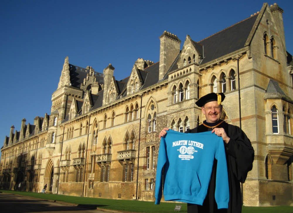 Der hallesche Professor Stephan Feller, im Talar der Universität Oxford, will die englische und die hallesche Universität zusammenbringen.