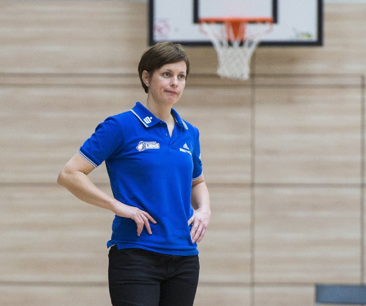 Lions Head-Coach Jennifer Kerns beobachtet ihr Team am Spielfeldrand.