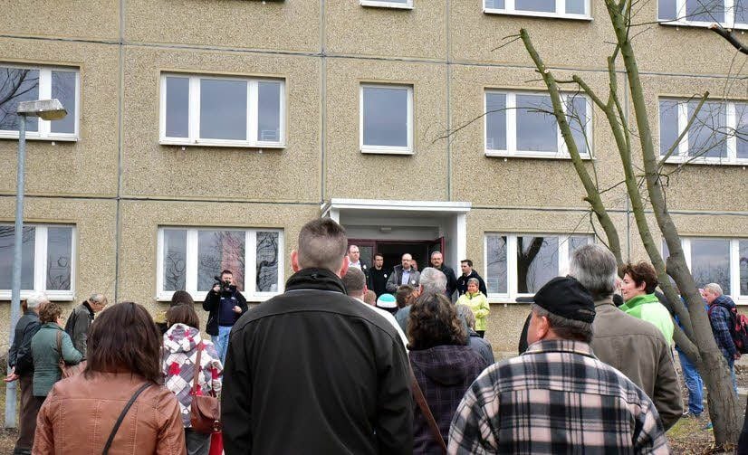 Viele Hohenmölsener sahen sich in der Gemeinschaftsunterkunft in einem ehemaligen Kasernengebäude von Hohenmölsen um.