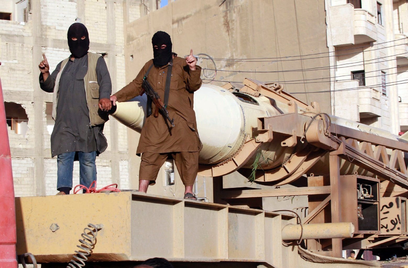 Militante Islamisten posieren mit mit einer Rakete während einer Feier zur Ausrufung des islamischen "Kalifats".