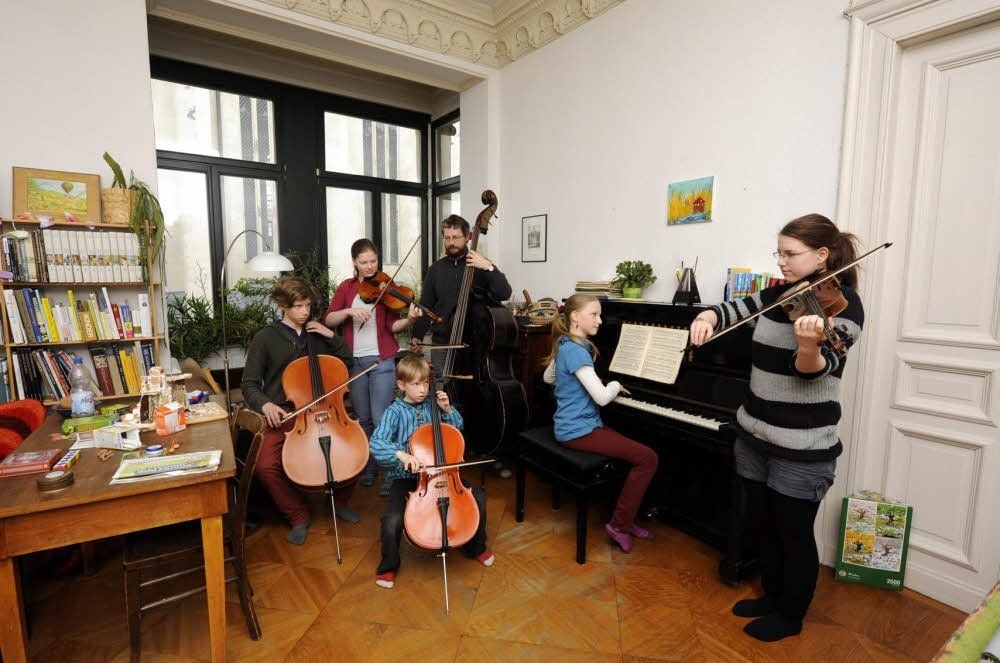Gabriel (13 Jahre), Deborah (13), Ephraim (8), Vater Benjamin (43), Rebekka (11) und Anna Ziemer (17) musizieren gemeinsam.
