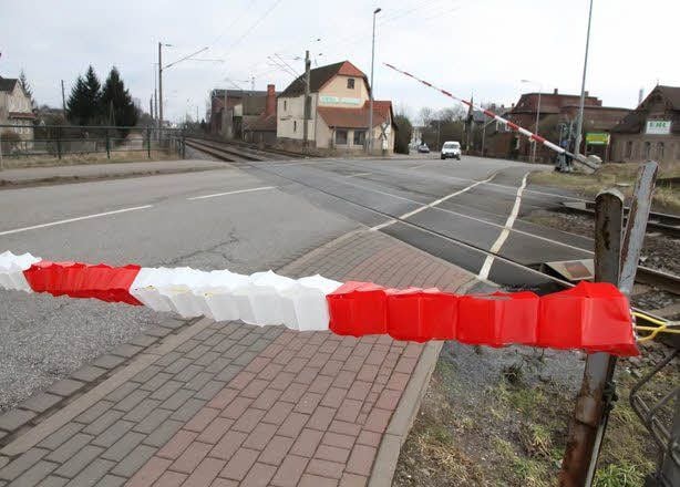 Das Flatterband am Bahnübergang in Roßla sorgt derzeit für viel Gesprächsstoff im Ort.