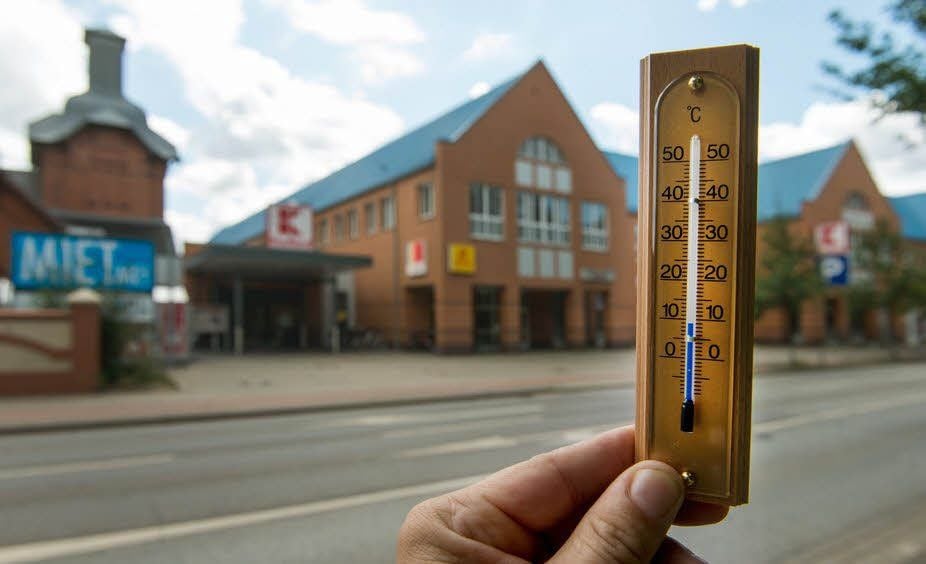 Die Temperatur ist natürlich nicht echt. Aber da Kaufland der MZ untersagt hat, im Inneren des Supermarktes ein Thermometer zu fotografieren, hat unser Fotograf draußen eines mit einem Kältepack heruntergekühlt.