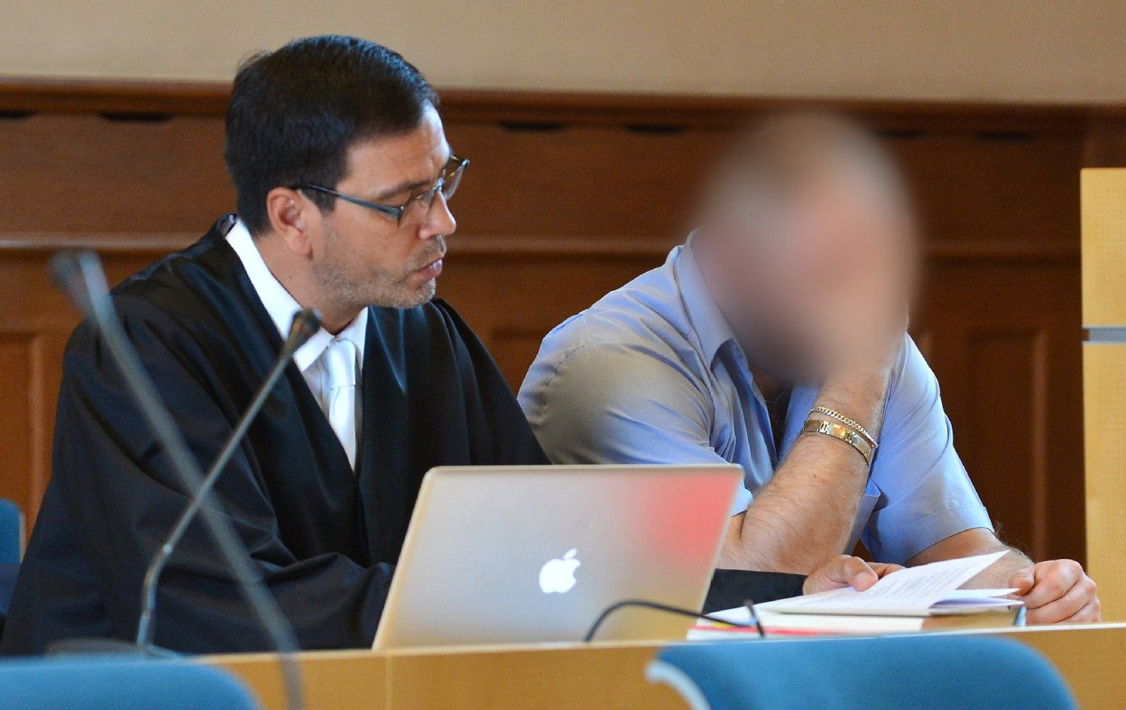 Der Angeklagte Nezir T. (re.) wartet im Landgericht in Erfurt mit seinem Verteidiger Stephan Rochlitz (li.) auf den Beginn der Verhandlung.