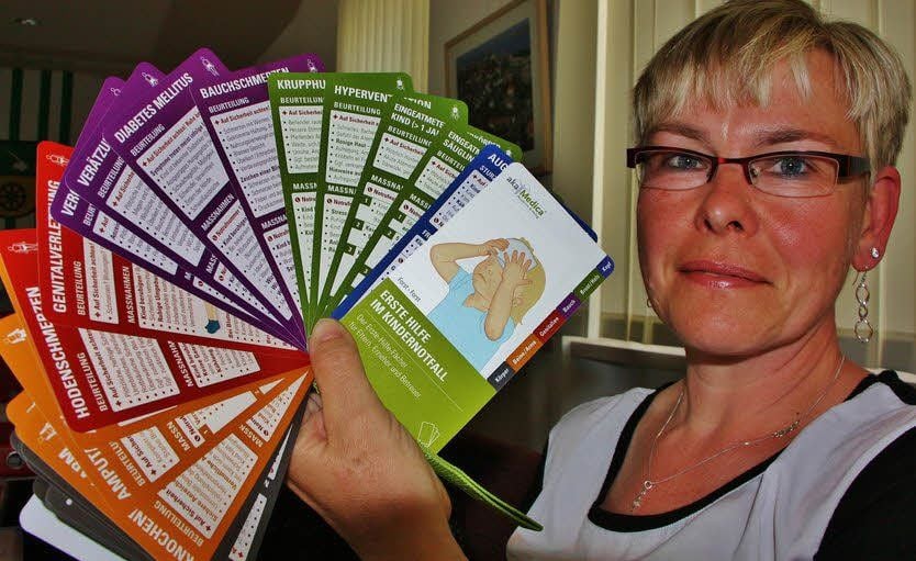 Teil des Pakets für die Kitas ist ein Fächer mit kurzen, prägnanten Erste-Hilfe-Tipps, den hier Katja Pocher präsentiert.