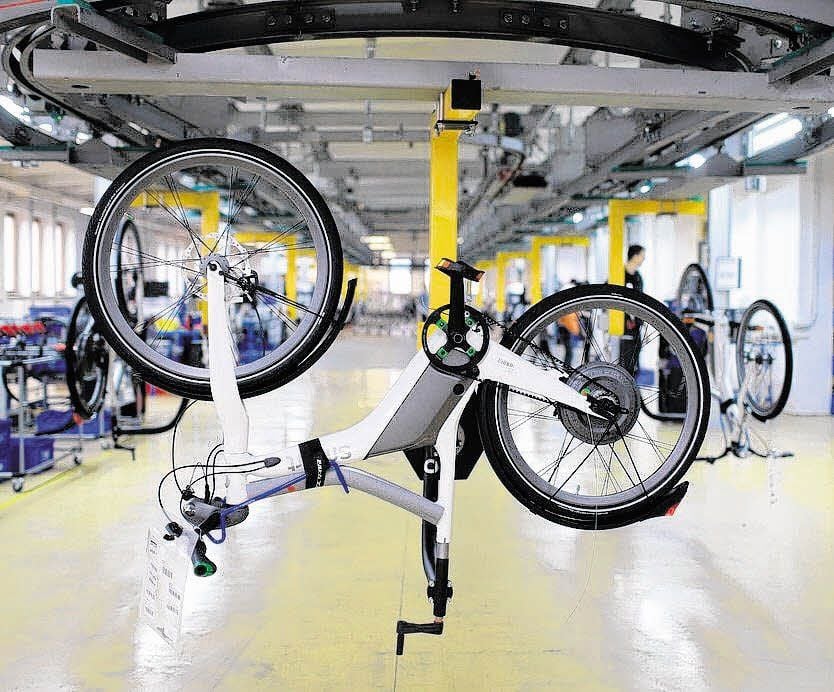 Wie in der Autoindustrie werden Elektro-Räder im Mifa-Fahrradwerk in Sangerhausen am Fließband produziert.