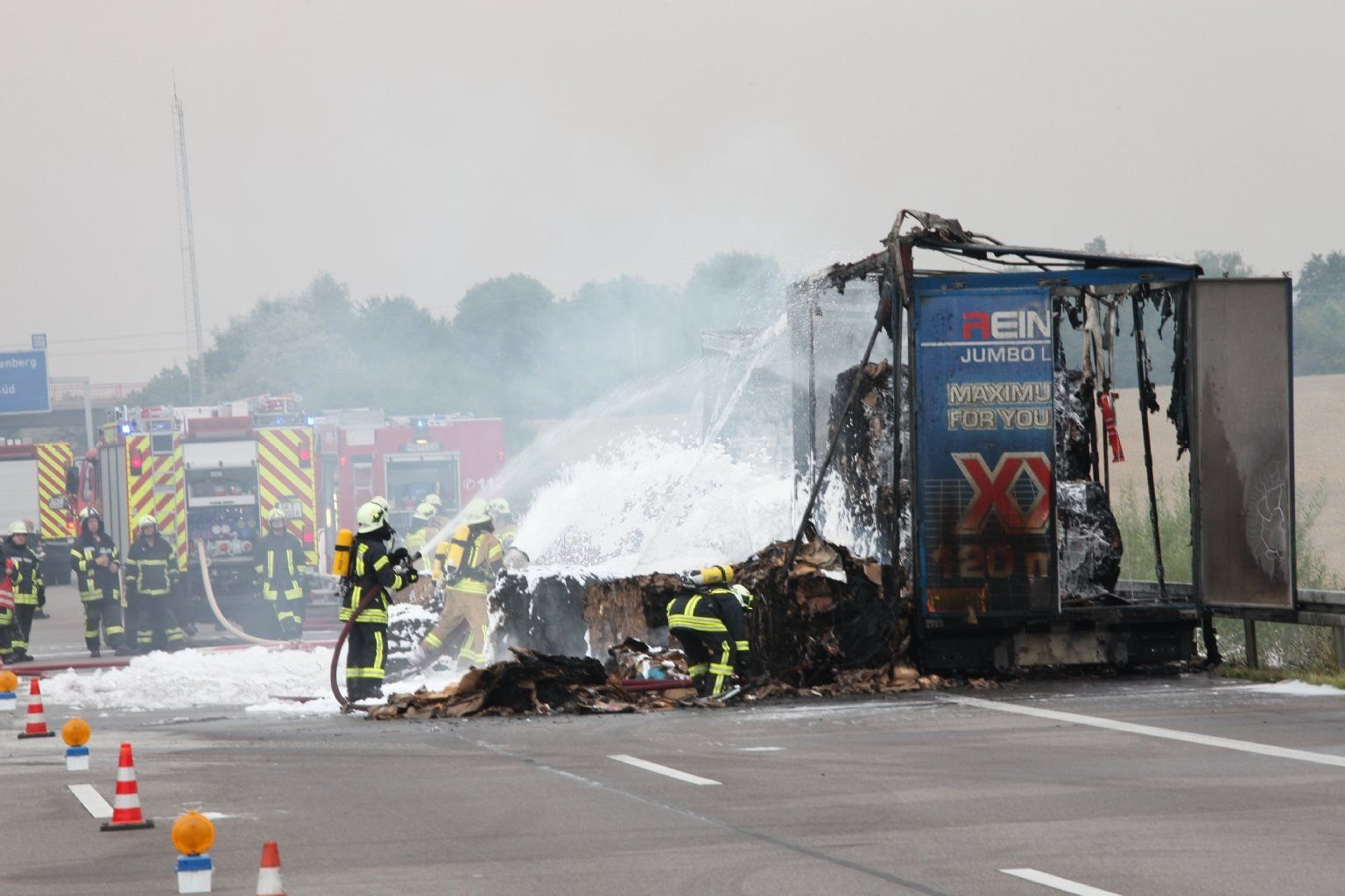 Auf der Autobahn 9 bei Bad Dürrenberg ist am Montagmorgen ein Lkw in Brand geraten.