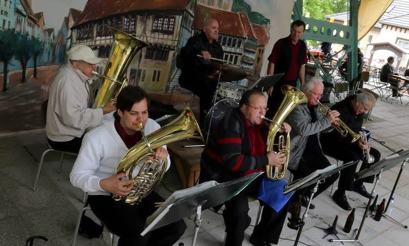 Die böhmische Kapelle „Bichlovanka“ spielt an Pfingsten immer auf dem Auerberg.