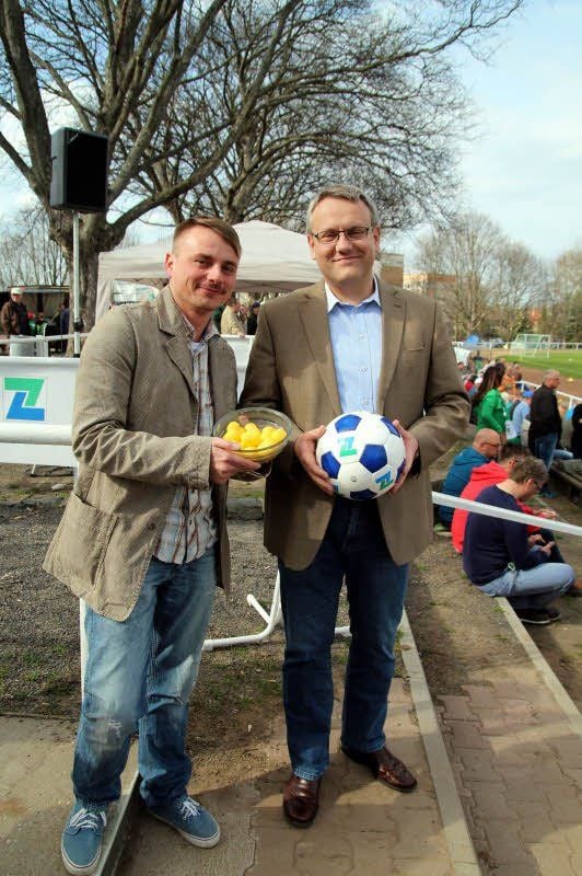 Götz Ulrich (rechts) loste die Gruppen für den Stadtwerke-Cup aus. Pressesprecher Sebastian Nicolai unterstützte ihn dabei.