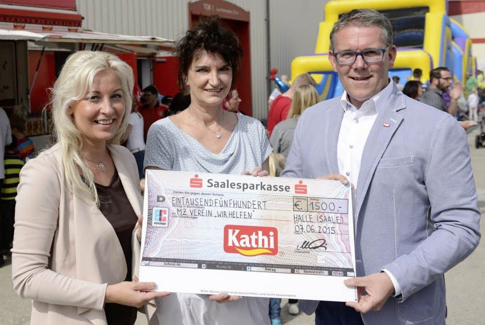 Susen und Marco Thiele übergeben den Spendenscheck an „Wir-helfen“-Geschäftsführerin Kerstin Metze (Mitte).