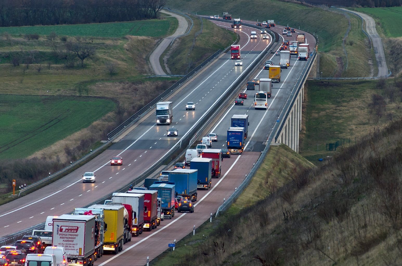 Der umgekippte Lkw auf der Weitzschkertalbrücke führte zu einem langen Stau auf der A 38.