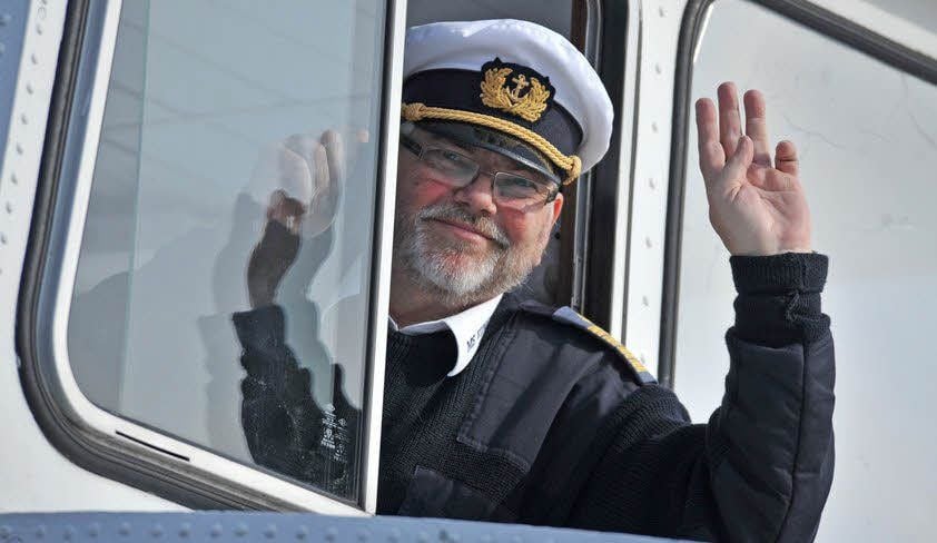 Schiff Ahoi: Kapitän Hartmut Dornheim grüßt beim Ablegen.