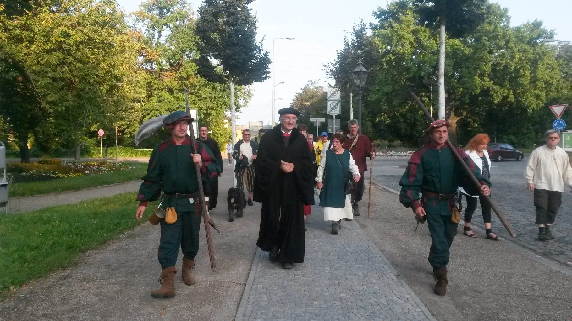 An der Luthereiche empfängt die Wittenberger Stadtwache die Wanderer.