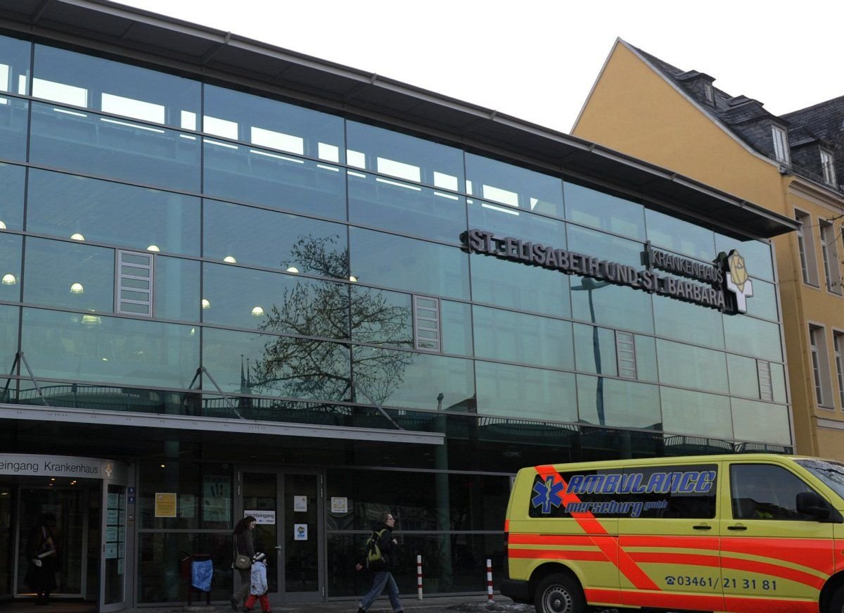 Der Eingang zum St. Elisabeth- und St. Barbara-Krankenhaus in Halle.