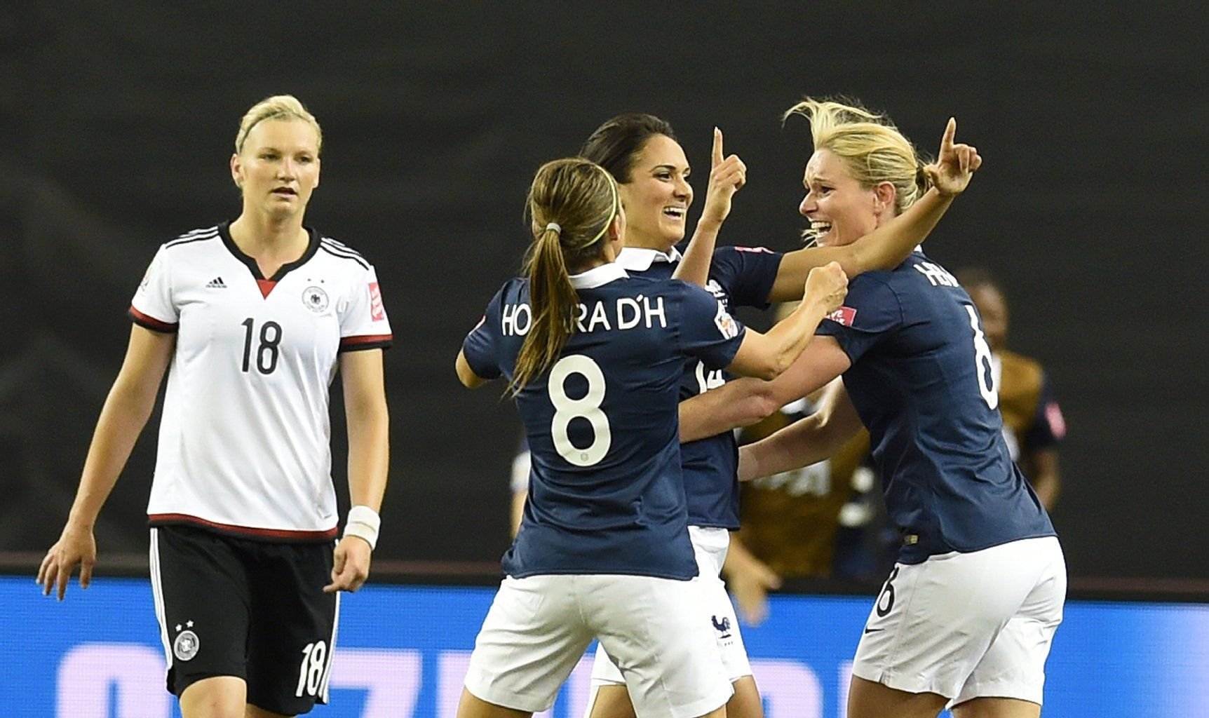 Das Frauen-Team der Französinnen feiert.