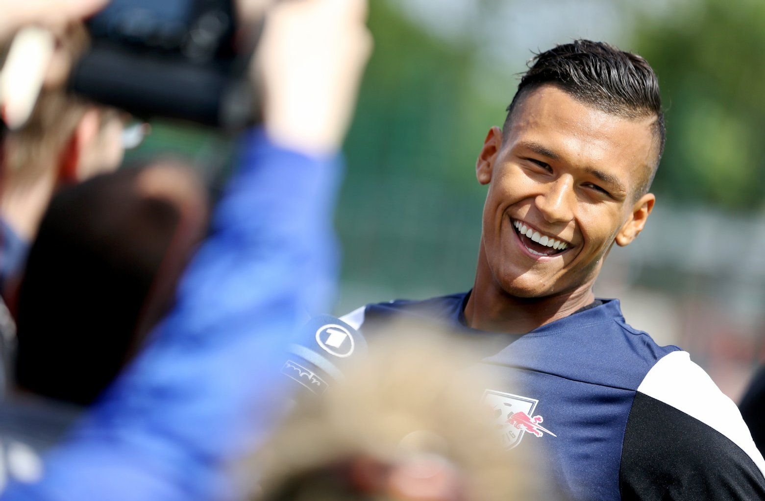 Davie Selke, Neuzugang bei RB Leipzig, stellt sich während des Trainingsauftaktes den Fragen der Journalisten in Leipzig (Sachsen).