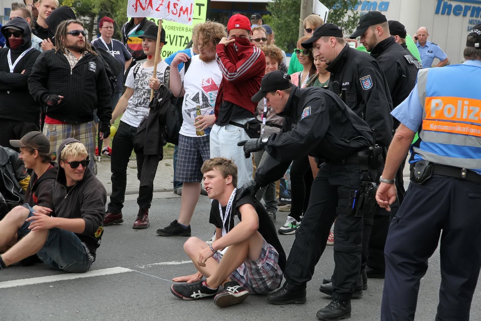 Ein wenig "Hektik" kam auf, als sich einige Teilnehmer der Demo auf die Straße setzten um dort zu demonstrieren. Die Polizisten sorgten dafür, dass eine Fahrbahnhälfte frei blieb.