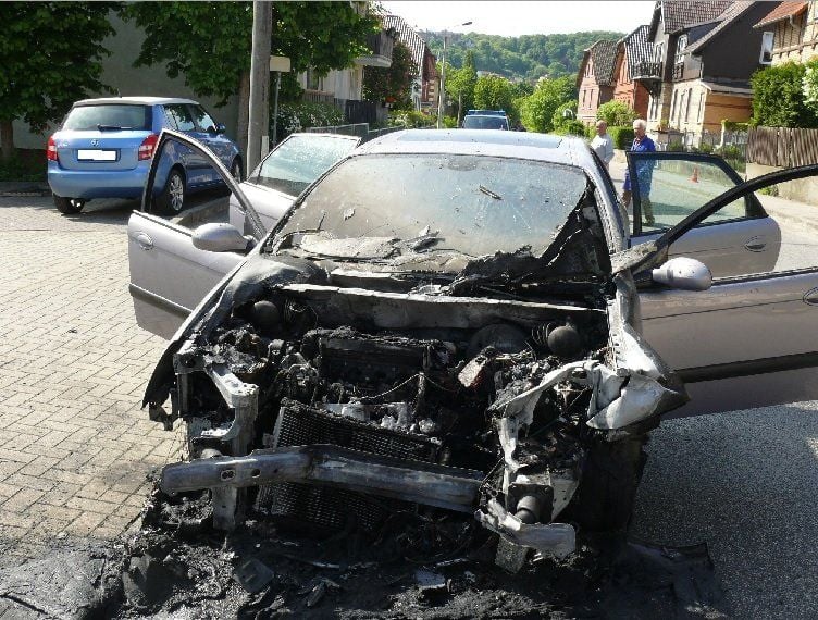 Der Wagen des 86-Jährigen ging nach dem Zusammenstoß mit einem parkenden Pkw in Flammen auf.