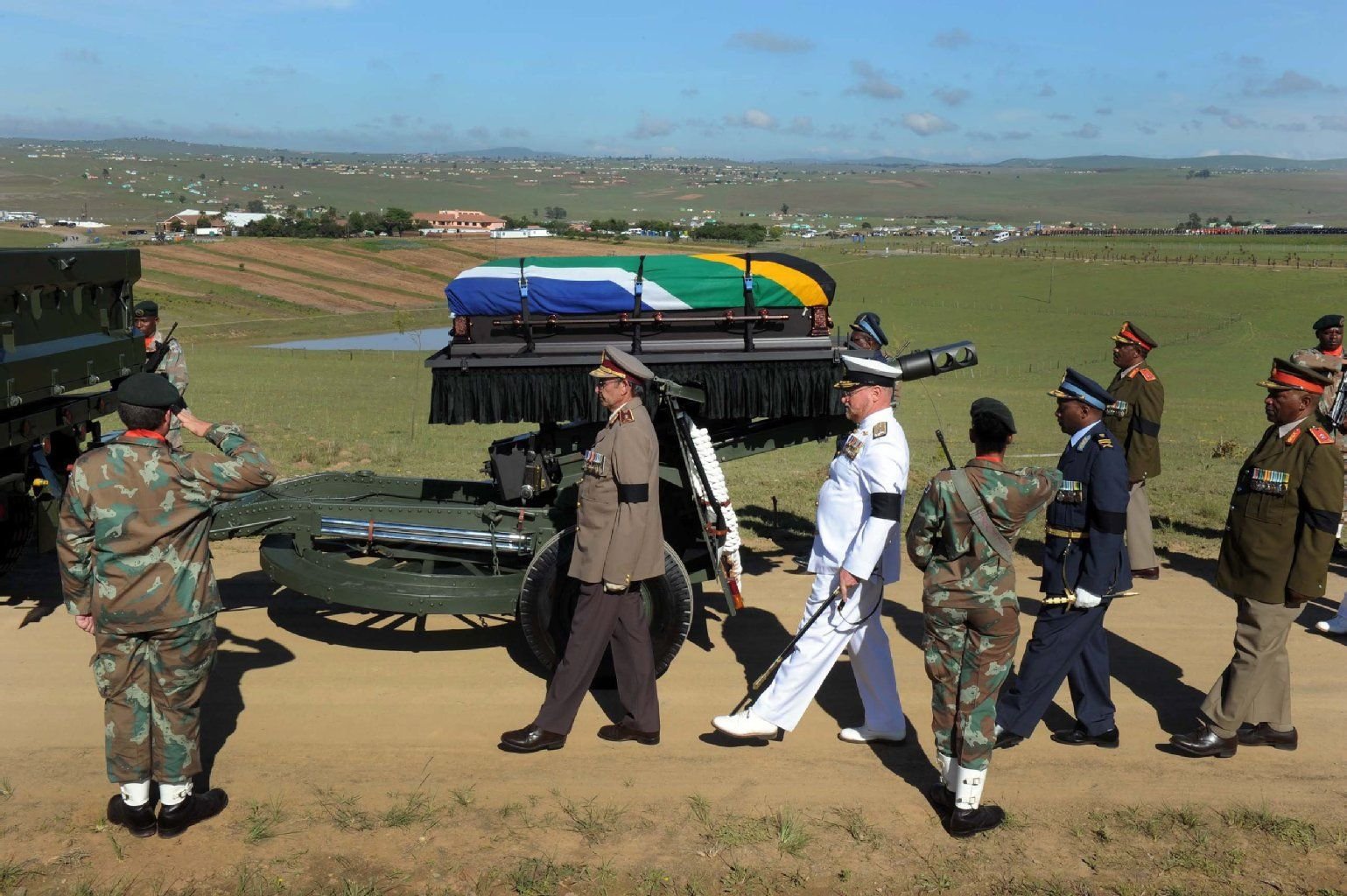Mandelas Sarg wird in Qunu beigesetzt