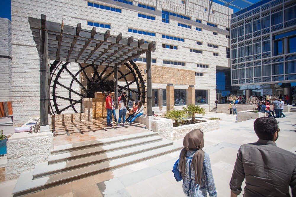 Auf dem Campus der Deutsch-Jordanischen Hochschule in Amman steht ein Wasserrad, das eigentlich als Symbol für den Studiengang Wasserwirtschaft steht, aber mittlerweile auch zum inoffiziellen Symbol der Hochschule geworden ist.