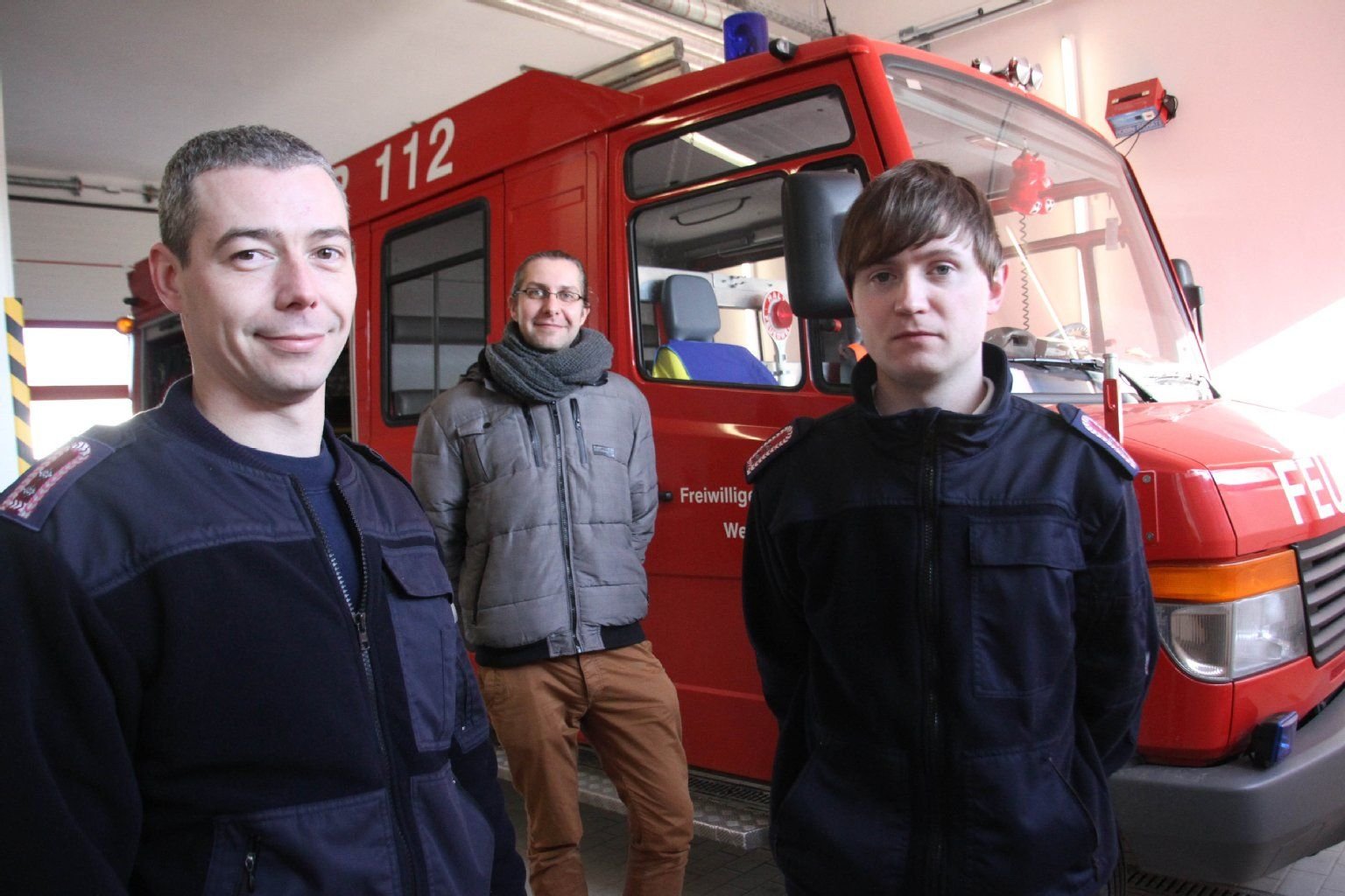 Wehrleiter Mario Bonczyk (l.), sein Stellvertreter Andreas Große sowie Ortsbürgermeister Michael Seppelt (M.) freuen sich über das neue Feuerwehrgerätehaus.