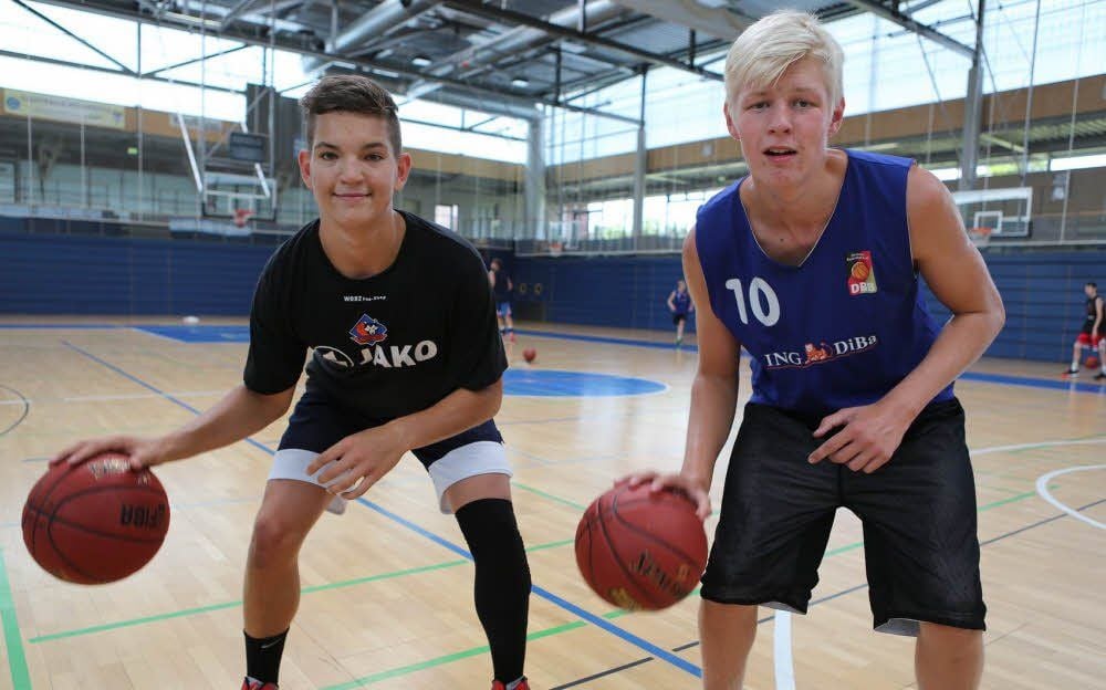Lukas Scholz (links) und Aaron Kayser beim Training in der Stadthalle.