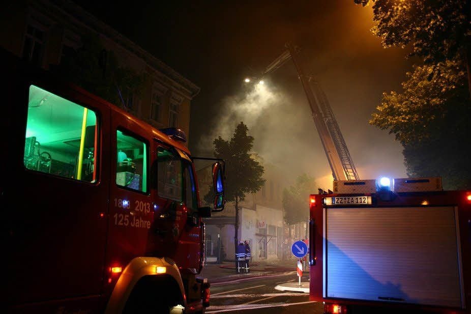 Rund 40 Feuerwehrleute sind bei einem Dachstuhlbrand in der Schützenstraße in Zeitz im Einsatz. Die Straße ist voll gesperrt.