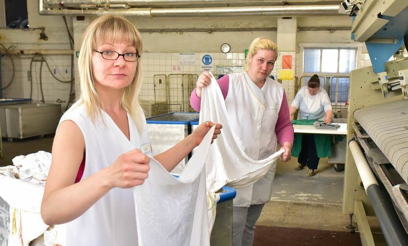 Sandra Schlehahn (li.) und Sandra Schwalbe-Riedling sind im neu gegründeten Unternehmen weiter beschäftigt - allerdings arbeiten sie weniger Stunden.