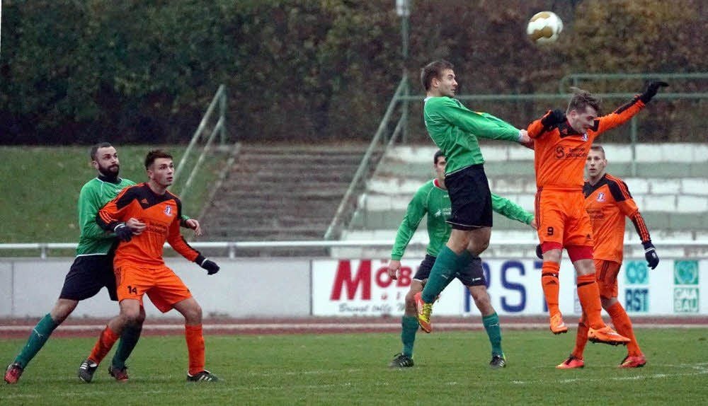 Artjoms Lonscakovs (grün), hier im Kopfballduell mit Förderstedts Christian Siebert, und Chris Zawihowski reisen mit Stahl nach Schönebeck.