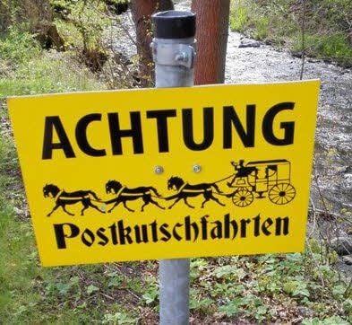 Dieses Schild warnt Autofahrer im Südharz vor Postkutschfahrten.