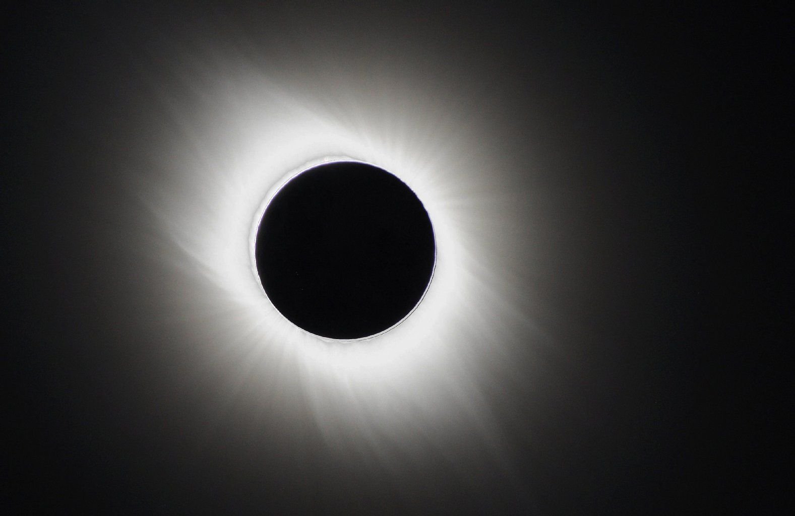 Sofi 2015: Am Freitag wird der Mond die Sonne teilweise bedecken. Was bedeutet die Sonnenfinsternis für Autofahrer?