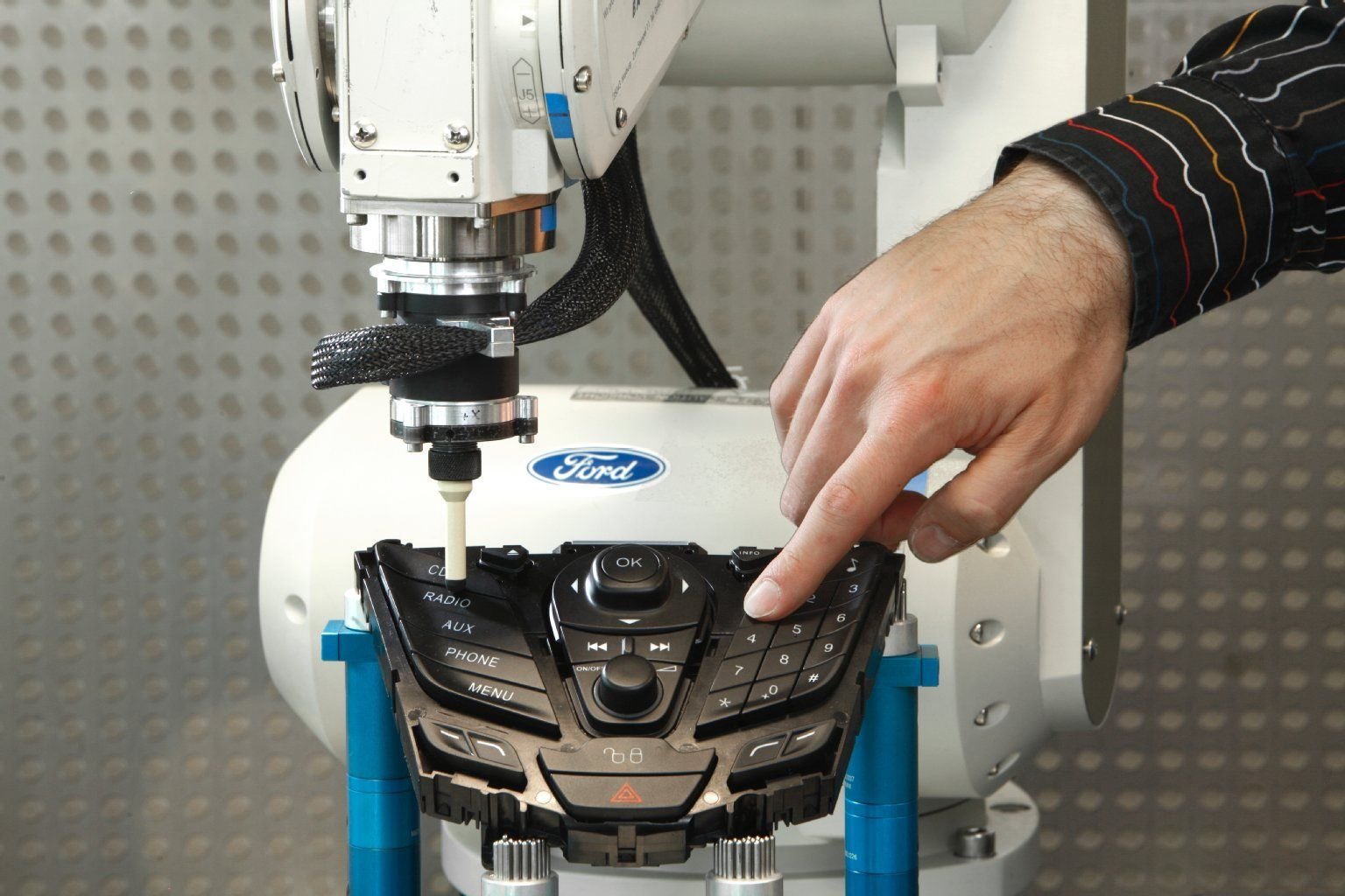 Mit Hilfe des Roboters Ruth wird im Ford-Forschungszentrum getestet, wie sich das Interieur des Autos bestenfalls anfühlen sollte.