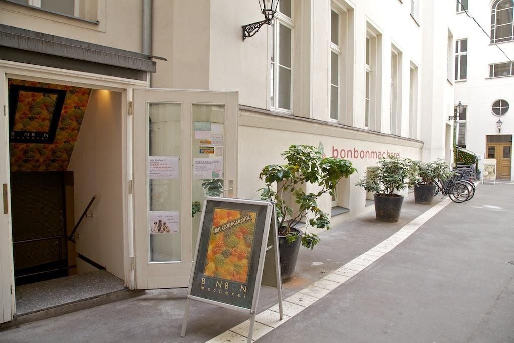 Die Bonbonmacherei liegt in den Berliner Heckmann-Höfen.