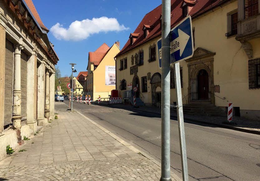 Die Burgstraße in Merseburg wird zur Einbahnstraße - bis hinauf zum Apothekerberg. Die Schilder stehen schon, müssen allerdings noch in die richtige Richtung gedreht werden.