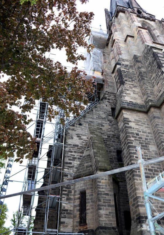 Das Gerüst an der Martinskirche wird noch voraussichtlich bis August stehen bleiben.