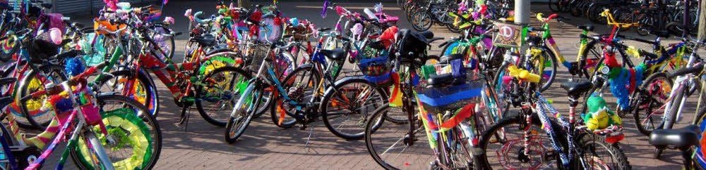 Bunt geschmückte Fahrräder auf dem Schulhof: Dies ist immer ein untrügliches Zeichen dafür, dass der letzte Schultag gefeiert wird.
