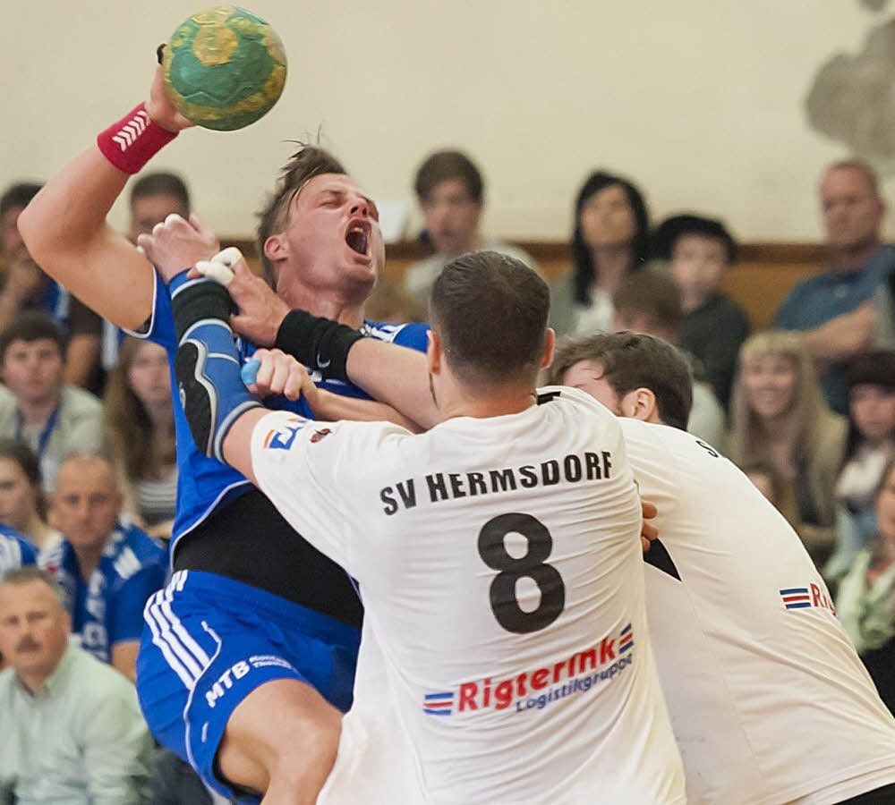 Voller Körpereinsatz. Der Radiser Patrick Heddrich (am Ball) setzte sich zusammen mit seinen Teamkollegen gegen Hermsdorf 32:20 durch. Das TuS-Team beendete die Saison auf dem siebenten Platz.