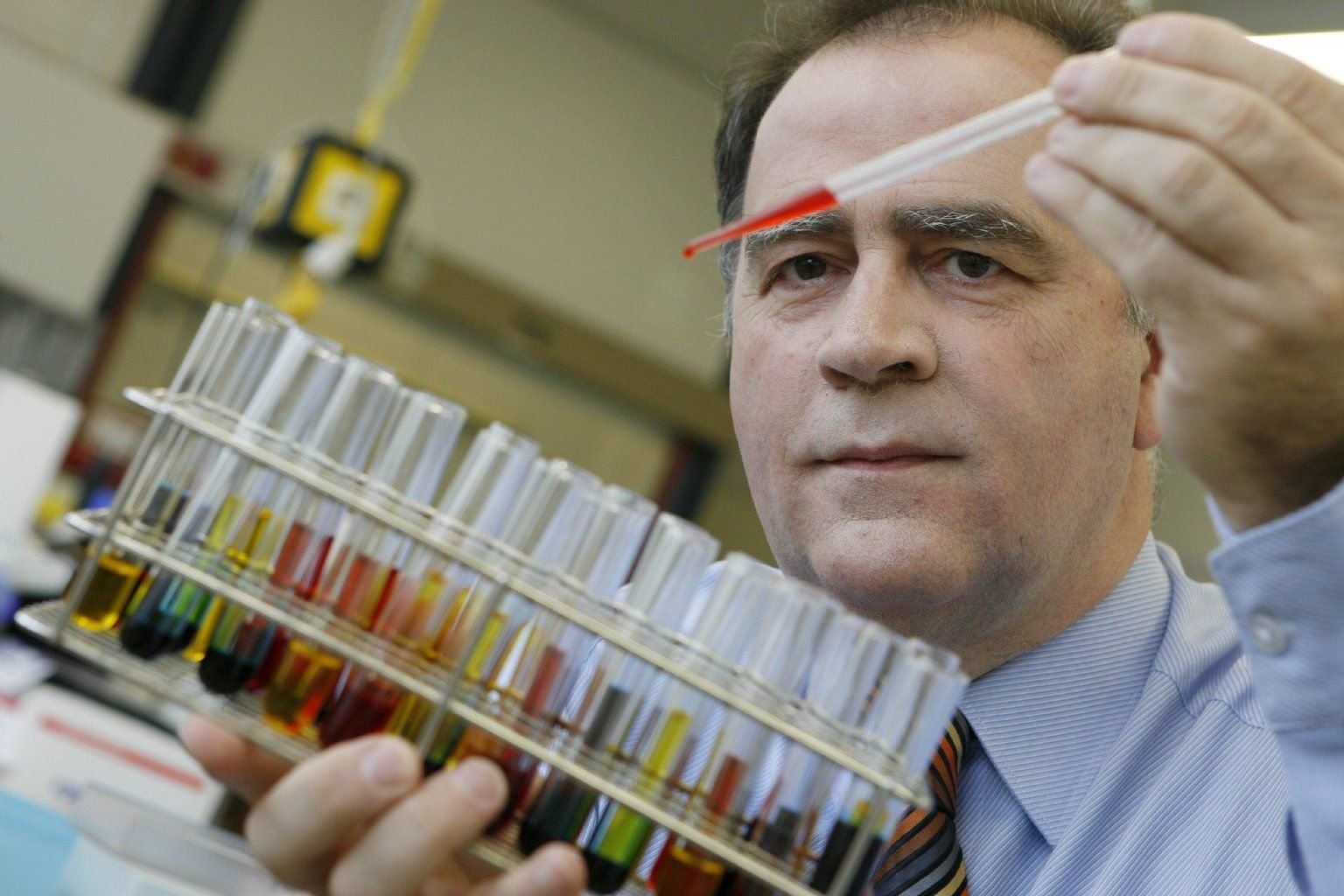 Der Pharmakologe Fritz Sörgel, begutachtet 2007 in Heroldsberg bei Nürnberg Blut- und Urinproben.