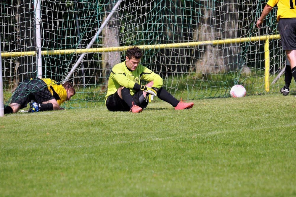 Profens Keeper Adrian Ursache ist nach dem zweiten Gegentor betrübt.