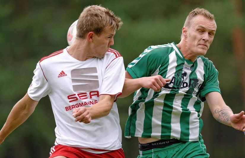 Steven Pflug (li.) und Ilsenburgs Martin Salajka: Wo ist der Ball?