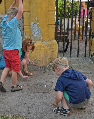 Das Spiel mit den bunten Murmeln begeistert auch die Kinder von heute.