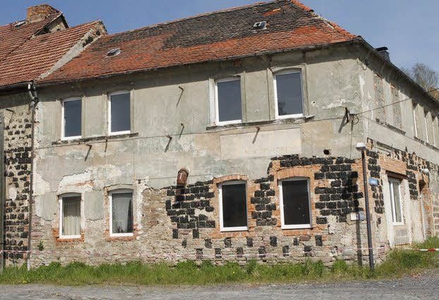 Die alte Schule (l.) und der ehemalige Verwaltungssitz in Hergisdorf sind meistbietend zu haben.