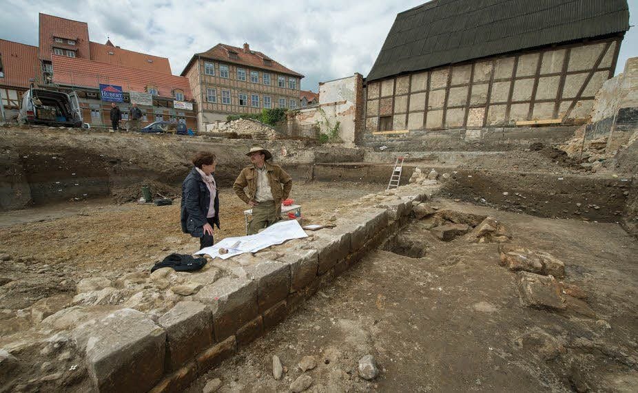 Archäologe Robert Brosch zeigt Architektin Christina Jerx die freigelegten Mauerreste.